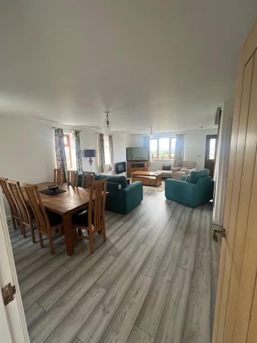 Staycation 3-Bedroom Home With Panoramic Views Free Off Road Parking Endon Buitenkant foto