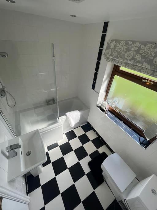 Staycation 3-Bedroom Home With Panoramic Views Free Off Road Parking Endon Buitenkant foto